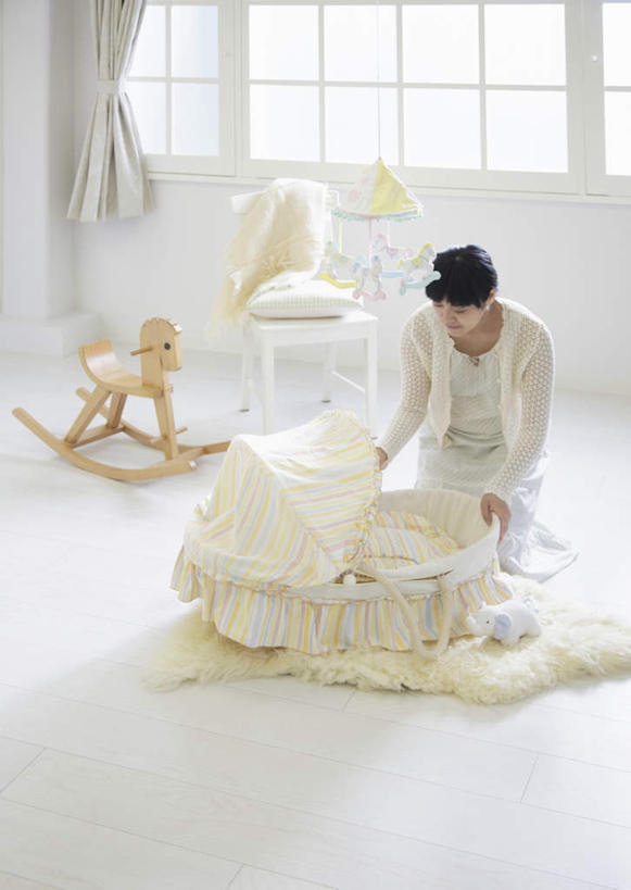 东方人,婴儿,儿童,两个人,家庭,母亲,躺,跪,闭眼,睡,竖图,俯视,室内,白天,游戏,快乐,纯洁,窗户,卧室,风铃,玩具,椅子,纺织品,亚洲,悬挂,阴影,装饰,反射,篮子,毛毯,毯子,影子,木椅,地面,玩,黄种人,娱乐,玻璃窗,纺织,小孩,垫子,休闲,温暖,温馨,一家人,可爱,母爱,童年,童趣,活泼,华丽,修饰,点缀,和睦,便利,存放,木马,载具,宝宝,童真,纯真,烂漫,无邪,快捷,衬托,美观,雅致,雅观,方便,母婴,寄存,寄放,暂存,卧着,伶俐,天真,年轻女性,女人,女性,亚洲人,孩子,年轻人,占风铎,闭眼睛,闭着眼,闭着眼睛,跪着,困,困觉,寝息,睡觉,躺着,玩耍,卧,嬉戏,彩图,高角度拍摄,全身,睡房,卧房,草编婴儿篮,婴儿篮,融洽