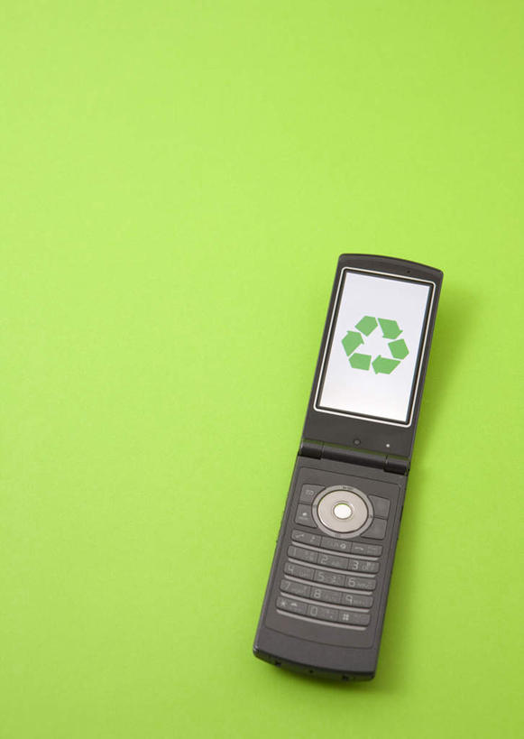 无人,打电话,竖图,俯视,室内,特写,白天,显示器,桌子,指示牌,静物,电话,手机,绿色背景,阴影,环保,反射,标志,屏幕,文字,影子,方向,通讯设备,标识,显示屏,箭头,摄影,影棚,能源,回收,资源,指向,利用,低碳,输出设备,循环,一部,簇,持续,交流,沟通,通话,彩图,高角度拍摄,影棚拍摄,拍摄