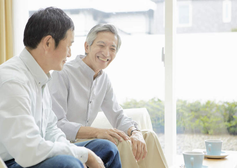 东方人,两个人,伙伴,朋友,客厅,坐,笑,说,微笑,露齿笑,横图,室内,白天,侧面,讨论,友谊,窗户,落地窗,沙发,桌子,杯子,亚洲,服装,木制,茶几,注视,休闲装,黄种人,玻璃窗,衣服,木制品,水杯,观察,看,休闲,休闲服,服饰,观看,察看,起居室,关注,布艺沙发,客堂,交流,友情,老年男性,男人,男性,亚洲人,茶杯,沟通,讲话,交谈,商讨,说话,谈话,坐着,半身,彩图