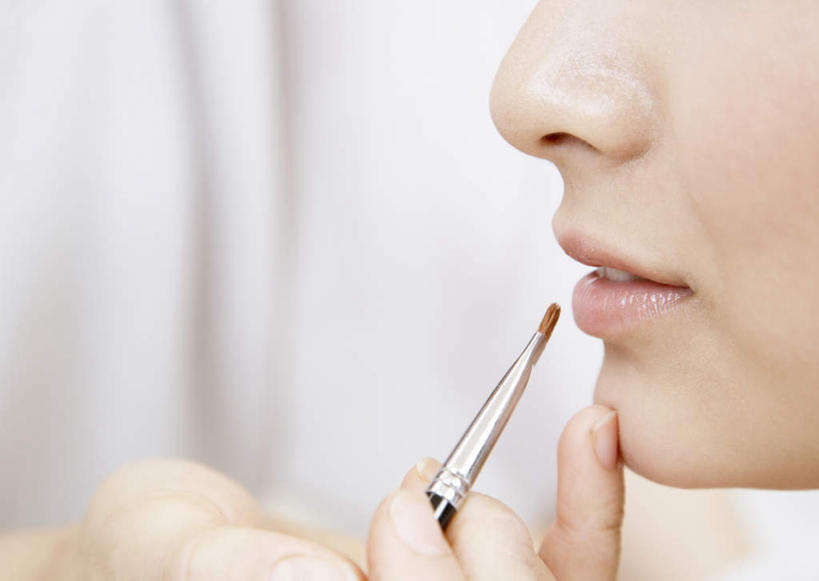 东方人,脸,头,嘴,脸颊,两个人,理发师,商店,横图,室内,特写,白天,侧面,化妆,美容,亚洲,护肤,握,朦胧,模糊,拿,拿着,黄种人,唇刷,商铺,顾客,化妆刷,刷子,保养,享受,休闲,放松,握着,保健,理发店,美容工具,美发店,美容店,养颜,彩妆刷,化妆工具,市肆,商号,年轻女性,女人,女性,亚洲人,头部,口,口腔,脸部,脸蛋,面部,嘴巴,嘴唇,发型师,理发员,美发师,半身,彩图,店铺