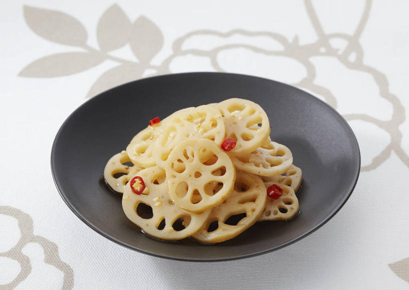 无人,横图,俯视,室内,特写,白天,烹饪,桌面,桌子,辣椒,蔬菜,一堆,许多,切开,堆叠,堆积,新鲜,木制,布料,陶瓷,芝麻,日本料理,料理,食品,陶瓷制品,很多,布纹,藕,菜肴,美食,桌布,食物,餐巾,木制品,容器,台布,碗,日式料理,切,日式,佳肴,有机食品,绿色食品,储藏,堆,储存,剖面,切面,辣角,红海椒,大椒,辣虎,广椒,脂麻,胡麻,白麻,巨胜子,油麻,莲藕,辣子,红辣椒,海椒,番椒,餐桌布,彩图,高角度拍摄,贮存