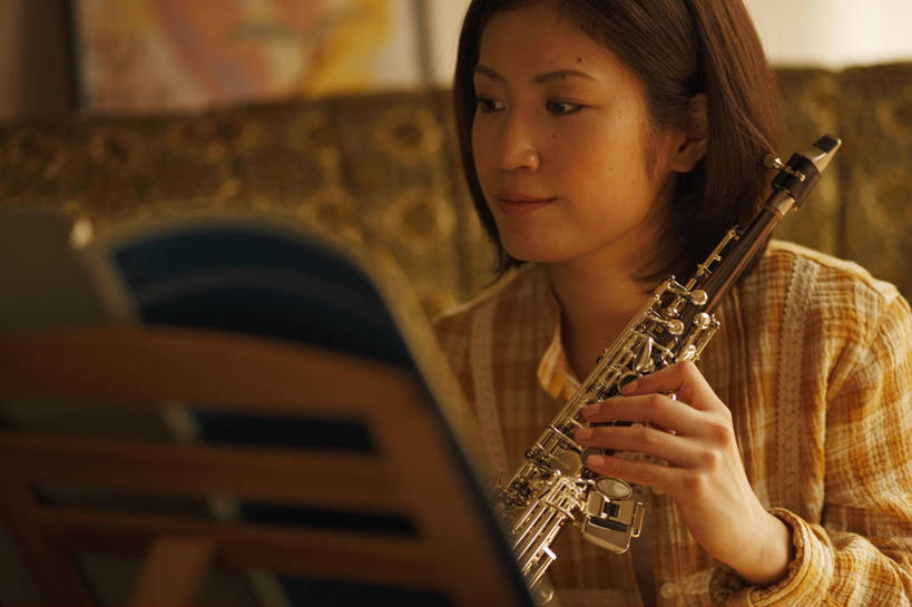 东方人,一个人,站,横图,室内,白天,正面,书籍,亚洲,仅一个年轻女性,仅一个女性,仅一个人,握,服装,艺术,金属,管乐器,乐谱,乐器,萨克斯,铜管乐器,五线谱,音乐,拿,拿着,注视,休闲装,黄种人,架子,衣服,观察,看,站着,休闲,休闲服,握着,服饰,观看,察看,萨克斯风,萨克斯管,节拍,关注,音符,乐谱架,符头,符干,符尾,乐章,年轻女性,女人,女性,亚洲人,站立,半身,彩图