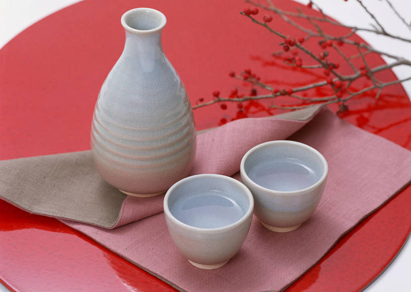 清酒,无人,横图,俯视,室内,特写,白天,植物,窗户,桌面,桌子,旗帜,国旗,阴影,花纹,反射,木制,布,日本国旗,图案,影子,陶瓷,百叶窗,枝条,陶瓷制品,酒类,布纹,酒,酒瓶,树,树木,树枝,饮料,酒杯,木制品,瓶子,冬青,希望,布匹,生命,槲寄生,北寄生,桑寄生,柳寄生,黄寄生,冻青,寄生子,丰饶,虬枝,枝杈,旗,彩图,高角度拍摄,日章旗,清酒瓶