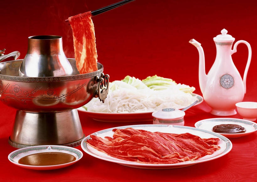 无人,横图,俯视,室内,特写,白天,烹饪,桌面,桌子,蔬菜,餐具,叶子,阴影,红色背景,新鲜,反射,木制,碟子,盘,影子,大白菜,调料,酱料,酱汁,肉,佐料,日本料理,牛肉,料理,食品,绿叶,调味品,调味料,白菜,酱,菜肴,美食,肉类,食物,盘子,木制品,碟,日式料理,日式,嫩叶,摄影,佳肴,有机食品,绿色食品,影棚,肉食,寿喜锅,胶菜,镳菜,叶,叶片,彩图,高角度拍摄,影棚拍摄,拍摄,牛肉火锅