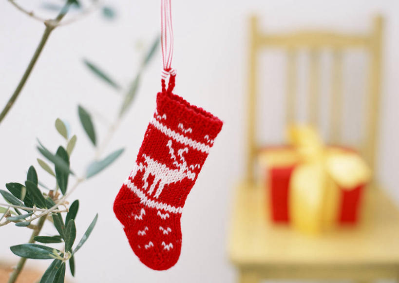 无人,横图,室内,特写,白天,正面,植物,礼盒,礼物,椅子,圣诞节,阴影,节日,朦胧,模糊,庆祝,装饰,反射,丝绸,丝带,影子,纸盒,木椅,墙,圣诞树,枝条,缎带,文化,墙壁,墙面,绸带,盒子,树,树木,树枝,一个,绿色,白色,自然,包装盒,礼品盒,庆典,金色,礼品,生长,单个,成长,纪念,华丽,修饰,点缀,衬托,美观,雅致,雅观,虬枝,枝杈,彩图