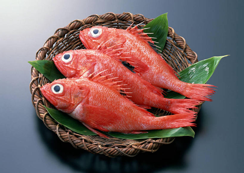 海鲜,无人,交叉,横图,俯视,室内,特写,白天,植物,竹子,叶子,一排,阴影,竹制,整齐,编织,反射,篮子,纹理,影子,绿叶,鲷鱼,水产,海洋生物,排列,一个,红色,绿色,竹篮,嫩叶,摄影,影棚,三条,单个,竹条,鲷,加吉鱼,金眼鲷,铜盆鱼,交织,竹制品,队列,水生动物,海产品,水生物,海底动物,肌理,班加吉,加真鲷,穿插,叶,叶片,叶脉,彩图,高角度拍摄,全身,影棚拍摄,拍摄