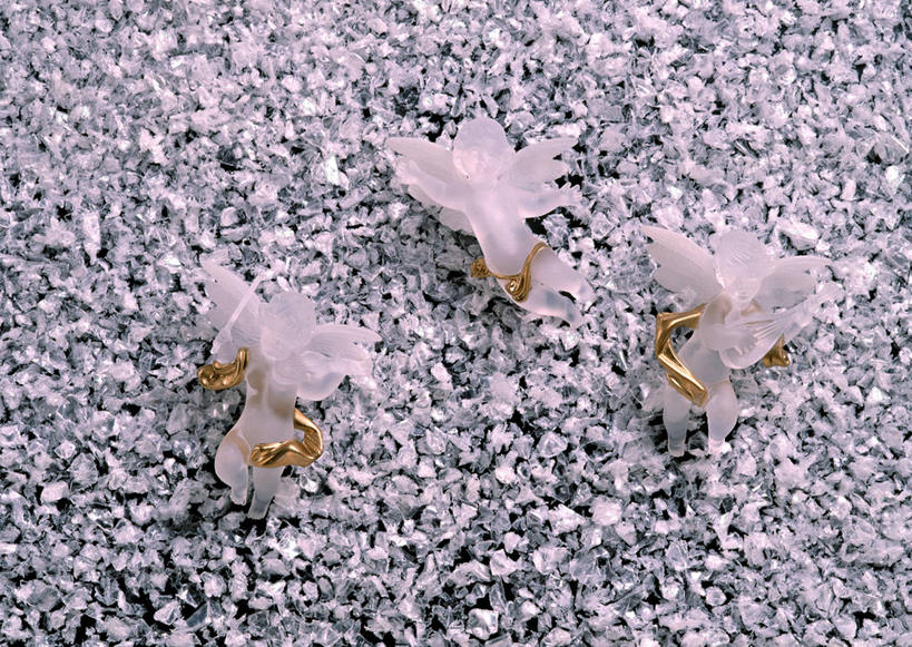 儿童,无人,三个人,坐,横图,俯视,室内,特写,白天,纯洁,雕塑,天使,阴影,艺术,装饰,反射,翅膀,雕刻,雕像,影子,水晶,注视,小孩,工艺品,观察,看,可爱,童年,童趣,摄影,影棚,观看,纪念,美术,察看,神圣,关注,主题,善良,陈列,童真,信徒,烂漫,无邪,功能,美学,水晶制品,使者,圣洁,天真,女孩,女人,女性,坐着,彩图,高角度拍摄,影棚拍摄,拍摄,女生