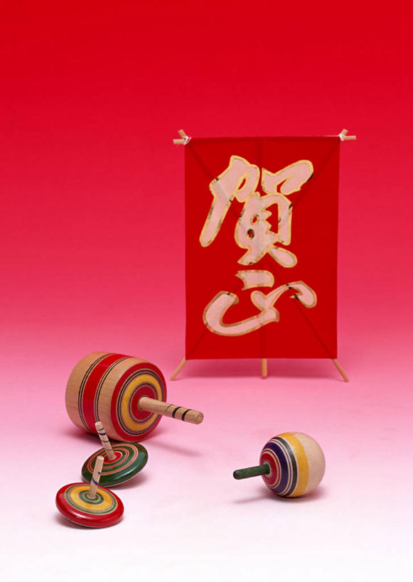 无人,竖图,室内,特写,白天,正面,游戏,桌面,桌子,静物,阴影,红色背景,风俗,民俗,反射,木制,标志,文字,影子,字符,玩,娱乐,标识,木制品,陀螺,四个,休闲,汉字,恭喜,益智,摄影,红包,影棚,活动,发泄,消遣,智力,中文,祝贺,祝愿,宣泄,陀罗,干乐,冰尜,打老牛,独乐,国文,华文,民风,习气,习惯,红封包,玩耍,嬉戏,彩图,影棚拍摄,拍摄