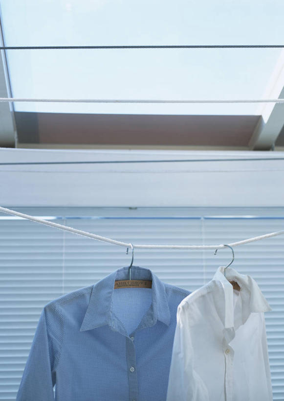 无人,竖图,室内,特写,白天,仰视,衬衫,窗户,静物,衣架,吊挂,悬挂,阴影,服装,光线,影子,挂,玻璃窗,衣服,蓝色,蓝天,天空,阳光,晾衣绳,绳子,天,两件,服饰,晴朗,衣着,穿着,万里无云,衣饰,挂衣架,晾衣架,晴空,晴空万里,彩图,低角度拍摄,衬衣