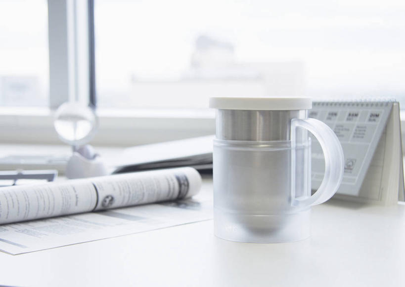 无人,办公室,横图,室内,特写,白天,正面,阅读,窗户,家具,桌子,静物,报纸,杯子,台历,学习,阴影,朦胧,模糊,透明,时间,反射,材料,档案,文件,影子,纸,办公桌,水晶,计时,玻璃窗,玻璃制品,手稿,水杯,资料,看,球体,水晶球,浏览,证明,日期,文档,办公家具,玻璃杯,日历,彩图