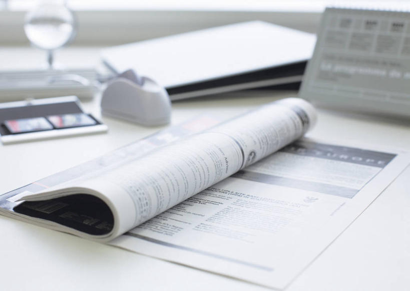 无人,办公室,横图,俯视,室内,特写,白天,阅读,窗户,家具,桌子,静物,报纸,杯子,台历,学习,阴影,朦胧,模糊,透明,时间,反射,材料,档案,文件,影子,纸,办公桌,水晶,计时,玻璃窗,玻璃制品,手稿,水杯,资料,看,球体,水晶球,浏览,证明,日期,文档,办公家具,玻璃杯,日历,彩图,高角度拍摄