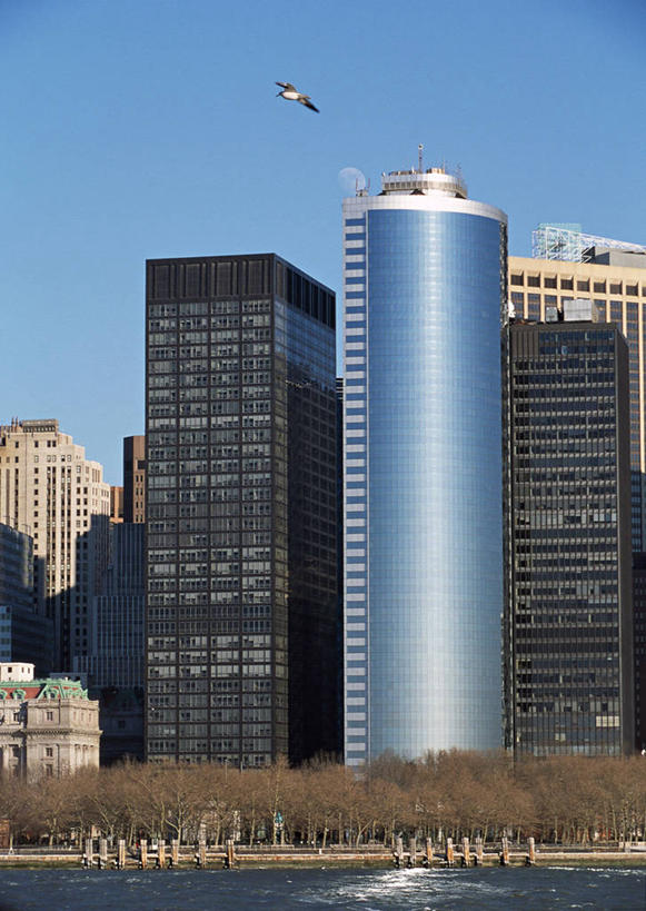 无人,高楼大厦,竖图,室外,白天,正面,旅游,度假,河流,树林,水,植物,标志建筑,城市,大厦,地标,建筑,摩天大楼,旗帜,国旗,纽约,美国,阴影,光线,影子,河水,水流,建筑群,曼哈顿,娱乐,建设,星条旗,树,树木,蓝色,绿色,蓝天,天空,阳光,自然,天,享受,休闲,旅游胜地,放松,美国国旗,生长,晴朗,成长,北美,北美洲,美洲,纽约州,万里无云,帝国之州,帝国州,北亚美利加洲,亚美利加洲,旗,晴空,晴空万里,彩图,大楼,高层建筑,高楼,摩天楼,美利坚合众国国旗,曼哈顿下城,曼哈顿岛