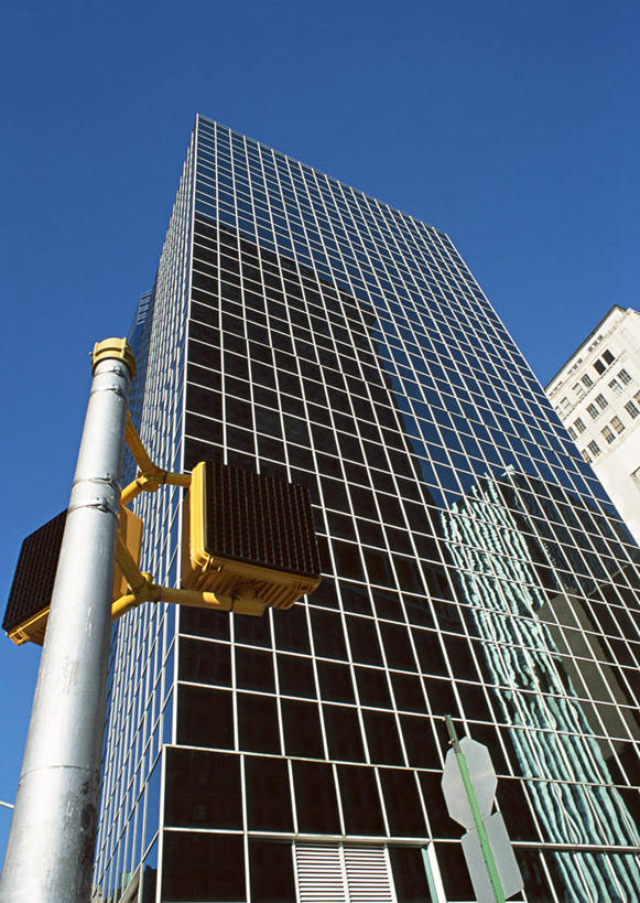 无人,高楼大厦,竖图,室外,白天,仰视,旅游,度假,标志建筑,城市,大厦,地标,建筑,路灯,摩天大楼,照明,纽约,美国,阴影,光线,影子,建筑群,灯光,曼哈顿,娱乐,建设,灯,蓝色,蓝天,天空,阳光,天,享受,休闲,旅游胜地,放松,晴朗,照亮,北美,北美洲,照明设备,美洲,纽约州,万里无云,帝国之州,帝国州,北亚美利加洲,亚美利加洲,晴空,晴空万里,彩图,低角度拍摄,大楼,高层建筑,高楼,摩天楼,曼哈顿下城,曼哈顿岛