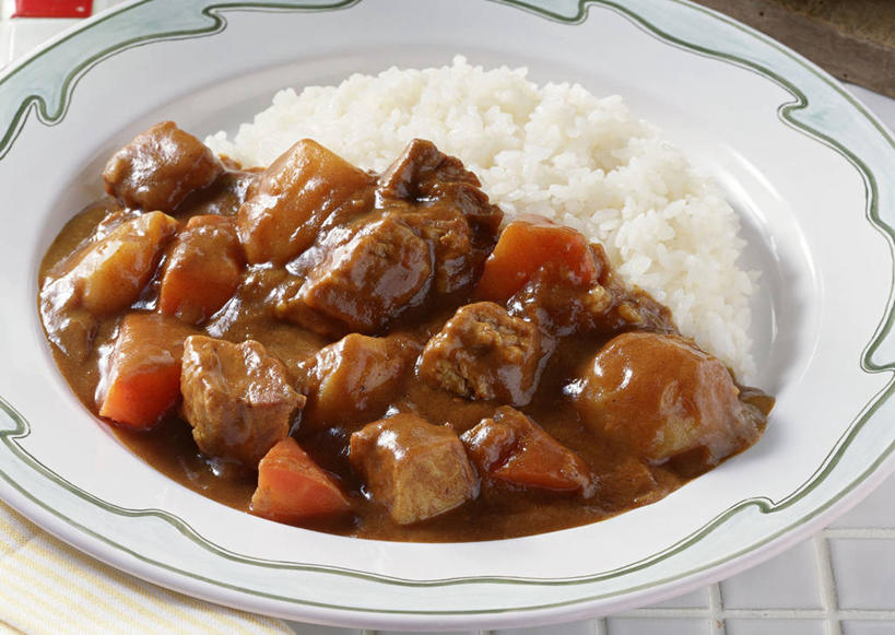 米饭,咖哩,无人,横图,俯视,室内,特写,白天,烹饪,中餐,桌面,桌子,萝卜,胡萝卜,蔬菜,土豆,餐具,阴影,新鲜,反射,木制,碟子,盘,影子,调料,肉,牛肉,料理,食品,饭,调味品,调味料,咖喱,菜肴,美食,肉类,食物,一个,盘子,餐巾,木制品,碟,中式,佳肴,有机食品,绿色食品,单个,五谷,肉食,馍馍蛋,广东菜,粤菜,保洁方巾,口布,洋芋,山药蛋,马铃薯,红萝卜,甘荀,彩图,高角度拍摄,咖喱牛肉