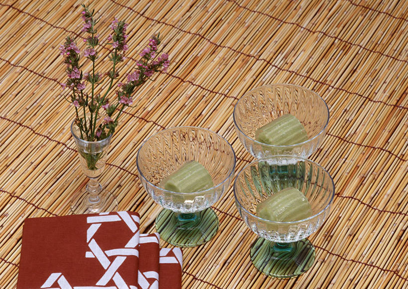 点心,无人,横图,俯视,室内,特写,白天,下午茶,幸福,智慧,餐桌,茶,桌子,杯子,餐具,阴影,艺术,盛开,反射,碟子,纺织物,盘,影子,绿茶,茶叶,食品,甜点,甜品,三杯,花蕾,文化,娱乐,花,花瓣,花朵,鲜花,食物,糕点,插花,盘子,水杯,碟,毛巾,甜食,花苞,花蕊,清洁,享受,休闲,温馨,放松,乐趣,餐台,保暖,插花艺术,创造,提神,舒适,创作,醒脑,想象,透气,防水,储水,耐磨,吸水,茶杯,彩图,高角度拍摄,不发酵茶,苦茗