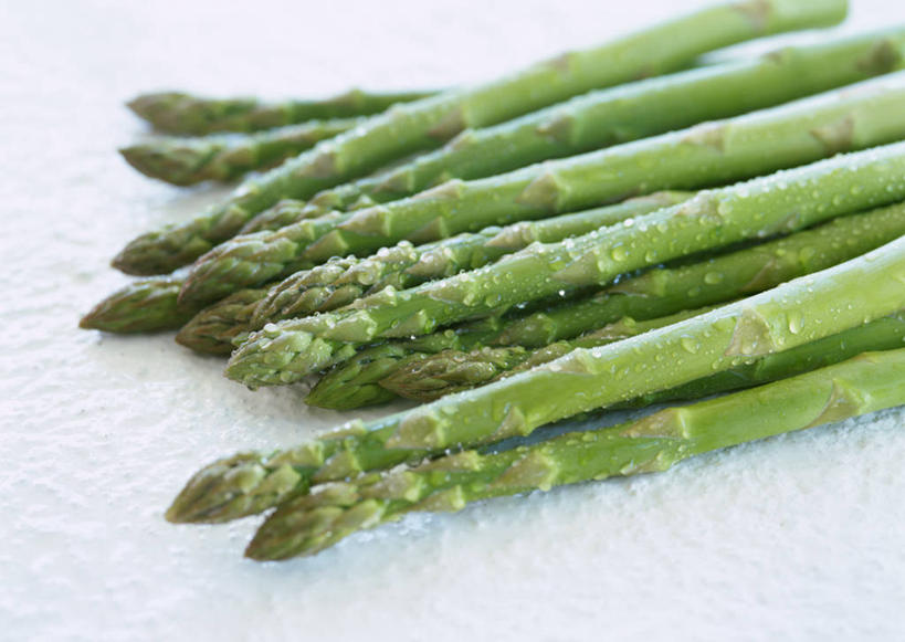 无人,横图,俯视,室内,特写,白天,白色背景,水,芦笋,蔬菜,一堆,许多,阴影,堆叠,堆积,新鲜,反射,液体,影子,水滴,绿芦笋,食品,食物,摄影,有机食品,绿色食品,影棚,堆,猪尾巴,药鸡豆子,石刁柏,蚂蚁杆,龙须菜,狼尾巴根,彩图,高角度拍摄,影棚拍摄,拍摄