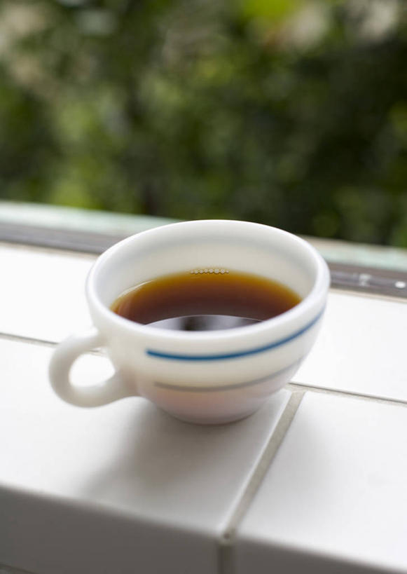 咖啡,无人,竖图,俯视,室内,特写,白天,幸福,建材,植物,窗户,建筑,杯子,朦胧,模糊,材料,瓷器,瓷砖,咖啡杯,陶瓷制品,一杯,娱乐,墙砖,玻璃窗,窗台,树,树木,饮料,绿色,自然,享受,休闲,温馨,放松,乐趣,建造,生长,成长,提神,舒适,瓷杯,醒脑,软饮料,彩图,高角度拍摄,墙面砖