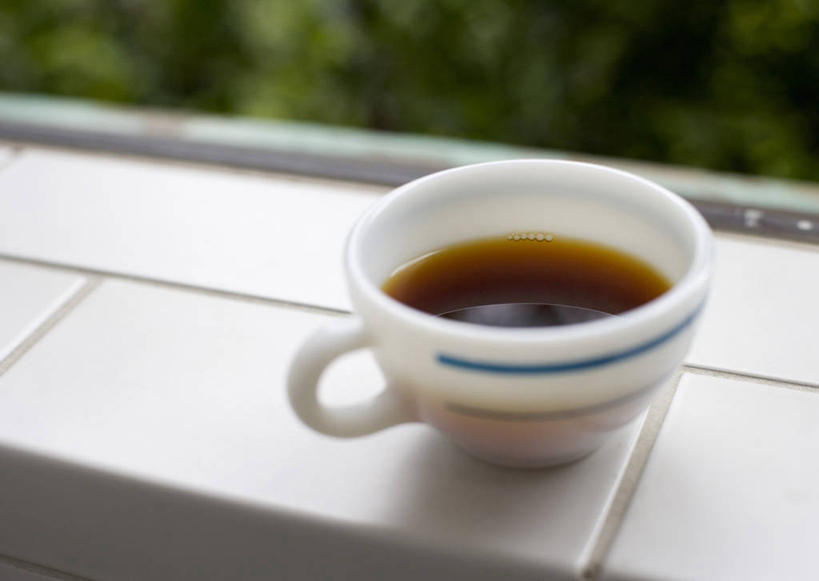 咖啡,无人,横图,俯视,室内,特写,白天,幸福,建材,植物,窗户,建筑,杯子,朦胧,模糊,材料,瓷器,瓷砖,咖啡杯,陶瓷制品,一杯,娱乐,墙砖,玻璃窗,窗台,树,树木,饮料,绿色,自然,享受,休闲,温馨,放松,乐趣,建造,生长,成长,提神,舒适,瓷杯,醒脑,软饮料,彩图,高角度拍摄,墙面砖