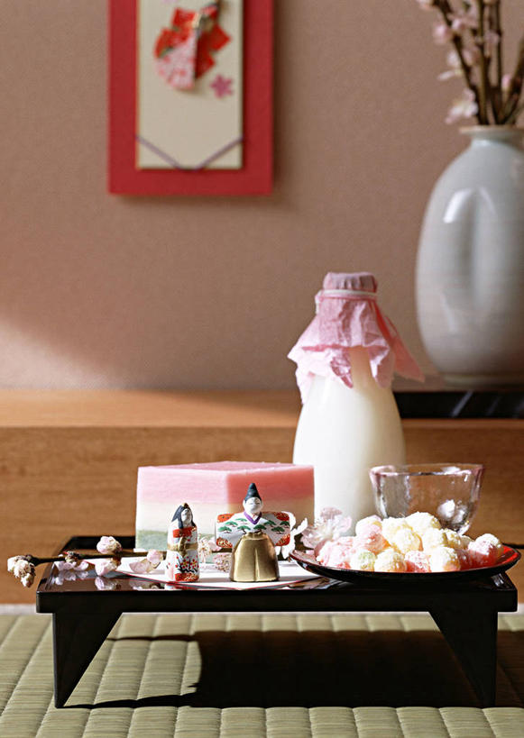 点心,牛奶,无人,竖图,室内,白天,正面,智慧,植物,桌面,桌子,花瓶,礼盒,礼物,节日,庆祝,艺术,盛开,木制,罐子,纸盒,陶瓷,墙,和果子,食品,甜点,甜品,梅花,枝条,陶瓷制品,饮品,营养,花蕾,文化,小吃,墙壁,墙面,玻璃制品,盒子,花,花瓣,花朵,鲜花,树,树木,树枝,食物,糕点,饮料,插花,包装盒,玻璃瓶,木制品,瓶子,礼品盒,甜食,花苞,花蕊,庆典,日式,礼品,纪念,插花艺术,创造,乳制品,高雅,坚强,奶,牛乳,创作,想象,安神,女儿节,虬枝,枝杈,梅,彩图,日本小吃,雏祭,上巳