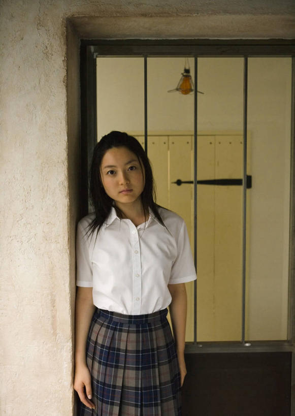 东方人,一个人,站,竖图,室内,白天,正面,制服,亚洲,仅一个年轻女性,仅一个女性,仅一个人,阴影,服装,反射,影子,墙,注视,黄种人,墙壁,墙面,观察,看,靠,靠着,倚靠,站着,校服,观看,察看,倚着,关注,学生服,年轻女性,女人,女性,亚洲人,站立,半身,彩图