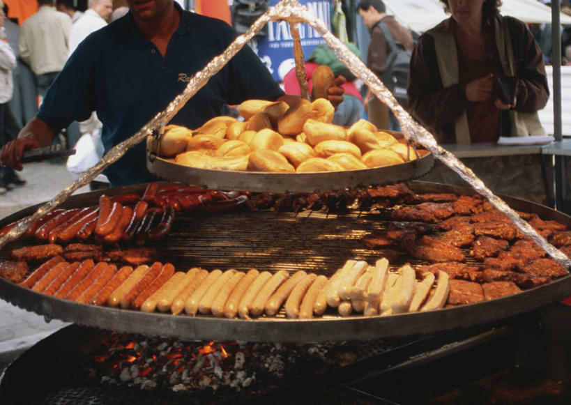 点心,面包,西方人,站,横图,室内,白天,正面,度假,热情,美景,城市风光,城市,餐具,火,欧洲,欧洲人,一堆,许多,行人,游客,游人,阴影,堆叠,堆积,服装,光线,碟子,火焰,盘,影子,景观,肉,香肠,面点,腊肠,许多人,燃烧,注视,休闲装,娱乐,肉类,路人,旅客,糕点,衣服,阳光,盘子,碟,观察,看,站着,一群人,享受,休闲,休闲服,景色,放松,服饰,观看,堆,察看,关注,肉食,过客,男人,男性,年轻男性,年轻女性,女人,女性,白种人,站立,半身,彩图