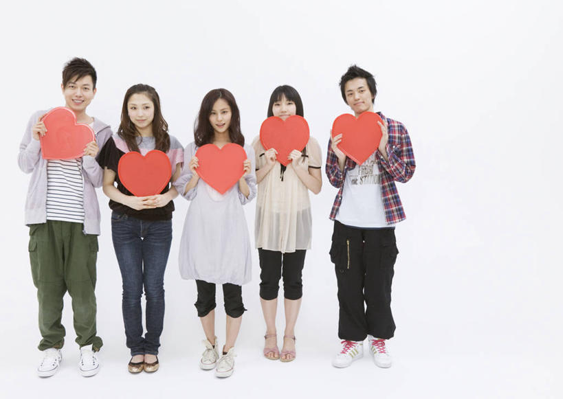 东方人,伙伴,朋友,站,笑,微笑,露齿笑,横图,室内,白天,白色背景,正面,爱情,友谊,亚洲,五个人,一排,握,服装,爱心,整齐,许多人,浪漫,拿,拿着,注视,休闲装,黄种人,排列,衣服,红色,观察,看,站着,一群人,休闲,温暖,温馨,心形,休闲服,恩爱,握着,恋人,摄影,服饰,影棚,观看,和睦,察看,队列,关注,友情,男人,男性,年轻男性,年轻女性,女人,女性,亚洲人,心型,情侣,站立,彩图,全身,影棚拍摄,拍摄,伴侣,融洽