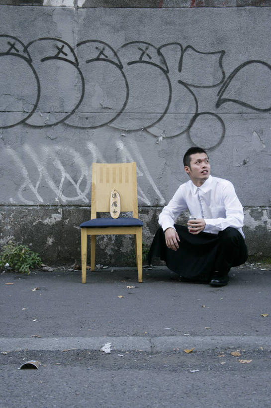 东方人,一个人,商务人士,商务男性,蹲,竖图,室外,白天,正面,抽象,衬衫,绘画,椅子,亚洲,仅一个男性,仅一个人,套装,艺术,包,彩绘,公文包,图案,木椅,墙,艺术品,古典,注视,黄种人,文化,墙壁,墙面,仅一个年轻男性,灰色,工艺品,观察,看,品味,概念,公事包,观看,美术,察看,高雅,关注,商务装,工薪阶层,美学,图文,男人,男性,年轻男性,亚洲人,白领,上班族,蹲着,彩图,全身,衬衣,涂鸦