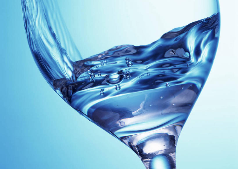 无人,横图,室内,特写,白天,正面,水,杯子,波纹,飞溅,蓝色背景,溅,高脚杯,液体,气泡,水滴,红酒杯,涟漪,漩涡,水泡,玻璃制品,水珠,一个,水纹,泡泡,酒杯,波浪,摄影,影棚,单个,圆弧,葡萄酒杯,喷洒,水晕,玻璃杯,彩图,影棚拍摄,拍摄