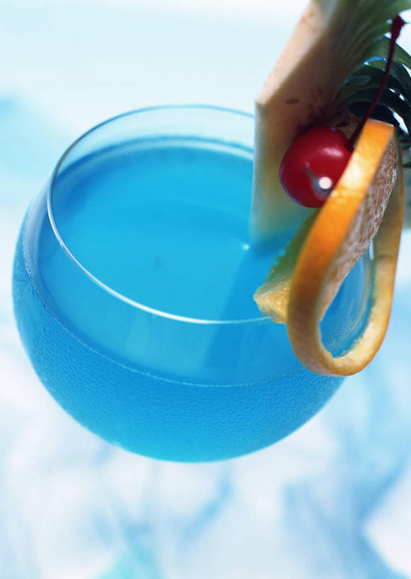 无人,竖图,俯视,室内,特写,白天,餐桌,桌子,菠萝,柑橘,杯子,水果,阴影,朦胧,模糊,新鲜,反射,高脚杯,影子,生食,食品,果实,红酒杯,酒类,蓝色夏威夷,一杯,文化,玻璃制品,酒,食物,饮料,一个,蓝色,酒杯,鸡尾酒,调酒,有机食品,绿色食品,单个,餐台,创造,葡萄酒杯,想象,柑桔,玻璃杯,橘子,桔子,凤梨,彩图,高角度拍摄,大红蜜橘,大红袍,红橘,黄橘,宽皮橘,蓝色夏威夷鸡尾酒