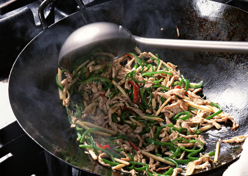 无人,横图,俯视,室内,特写,白天,烹饪,中餐,蔬菜,厨具,金属制品,朦胧,模糊,新鲜,金属,锅子,勺子,青椒,青椒炒肉丝,肉,料理,食品,锅,猪肉,菜肴,美食,肉类,食物,一个,调羹,汤匙,中式,佳肴,有机食品,绿色食品,单个,煎锅,锅具,肉食,烹饪用具,大椒,豚肉,菜椒,烹调用具,甜椒,柿子椒,灯笼椒,烹调,彩图,高角度拍摄