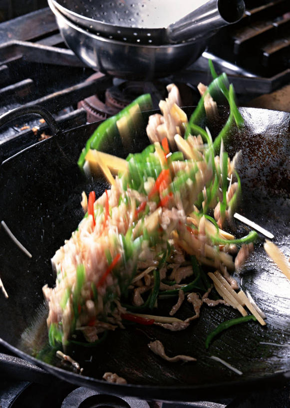 无人,竖图,俯视,室内,特写,白天,烹饪,中餐,蔬菜,厨具,金属制品,朦胧,模糊,新鲜,金属,锅子,勺子,青椒,青椒炒肉丝,肉,料理,食品,锅,猪肉,菜肴,美食,肉类,食物,一个,调羹,汤匙,中式,佳肴,有机食品,绿色食品,单个,煎锅,锅具,肉食,烹饪用具,大椒,豚肉,菜椒,烹调用具,甜椒,柿子椒,灯笼椒,烹调,彩图,高角度拍摄