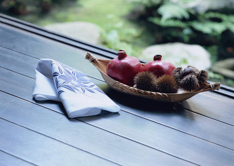 无人,交叉,横图,俯视,室内,特写,白天,草地,草坪,石头,植物,地板,竹子,石榴,水果,一堆,许多,堆叠,堆积,竹制,朦胧,模糊,新鲜,编织,纺织物,篮子,石子,板栗,栗子,生食,食品,坚果,果实,毛栗子,地面,木地板,草,食物,绿色,竹篮,毛巾,清洁,有机食品,绿色食品,竹条,堆,保暖,交织,竹制品,透气,防水,毛栗,栗果,栗楔,穿插,储水,耐磨,吸水,石块,岩石,涂林,若榴,金罂,金庞,丹若,安石榴,彩图,高角度拍摄