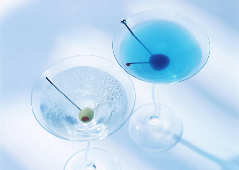 无人,横图,俯视,室内,特写,白天,餐桌,桌子,橄榄,杯子,水果,阴影,朦胧,模糊,新鲜,反射,高脚杯,影子,生食,食品,果实,酒类,蓝色夏威夷,两杯,文化,玻璃制品,酒,食物,饮料,两个,酒杯,鸡尾酒,调酒,摄影,有机食品,绿色食品,影棚,餐台,创造,想象,鸡尾酒杯,玻璃杯,青果,白榄,彩图,高角度拍摄,影棚拍摄,拍摄,蓝色夏威夷鸡尾酒