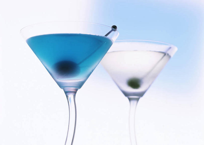 无人,横图,室内,特写,白天,正面,橄榄,杯子,水果,新鲜,高脚杯,生食,食品,果实,酒类,蓝色夏威夷,两杯,文化,玻璃制品,酒,食物,饮料,两个,酒杯,鸡尾酒,调酒,摄影,有机食品,绿色食品,影棚,创造,想象,鸡尾酒杯,玻璃杯,青果,白榄,彩图,影棚拍摄,拍摄,蓝色夏威夷鸡尾酒