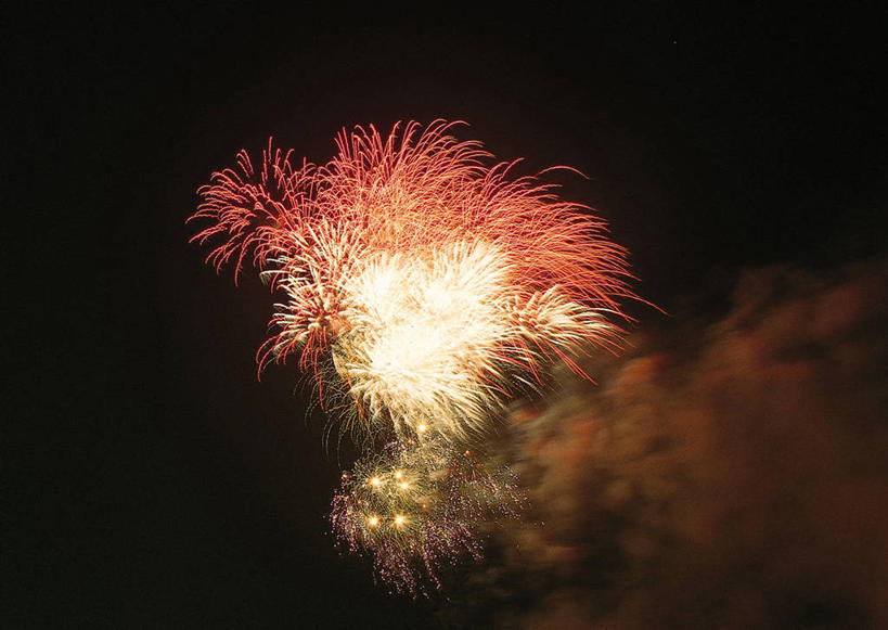 无人,横图,彩色,室外,特写,夜晚,仰视,热情,烟火,火,阴影,飞溅,黑色背景,节日,庆祝,溅,光线,火苗,火焰,影子,辉煌,燃烧,文化,红色,焰火,点燃,庆典,灿烂,金色,纪念,五颜六色,庆贺,色彩斑斓,火光,喷洒,祝贺,礼花,五彩缤纷,花炮,礼花炮,五彩斑斓,绚烂,光耀,五光十色,烟花,彩图,低角度拍摄