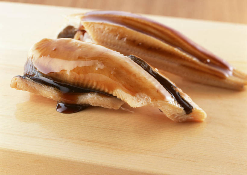 米饭,鳗鱼,寿司,无人,横图,俯视,室内,特写,白天,烹饪,餐桌,桌子,鳗鲡,阴影,反射,木制,影子,调料,肉,鱼肉,日本料理,料理,食品,饭,调味品,调味料,酱油,菜肴,美食,肉类,食物,木制品,日式料理,日式,佳肴,餐台,康吉鳗,五谷,手握寿司,醋饭,肉食,河鳗,握寿司,押寿司,白鳗,青鳝,风馒,四喜饭,豉油,白鳝,彩图,高角度拍摄