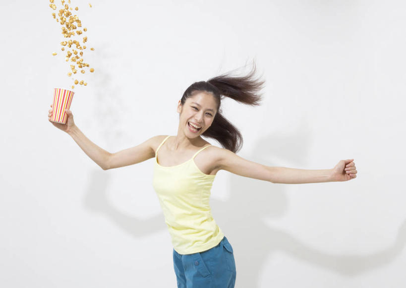 点心,东方人,一个人,跳,伸展双臂,笑,微笑,露齿笑,横图,室内,白天,白色背景,正面,亚洲,仅一个年轻女性,仅一个女性,仅一个人,阴影,服装,反射,背心,影子,纸盒,食品,半空,注视,黄种人,盒子,食物,一个,衣服,黄色,包装盒,零食,观察,看,爆米花,摄影,服饰,影棚,单个,观看,察看,衣着,穿着,关注,下降,降落,垃圾食品,膨化食品,零嘴,衣饰,降低,下跌,下落,年轻女性,女人,女性,亚洲人,敞开双臂,伸开双臂,跳跃,展开双肩,张开手臂,张开双臂,半身,彩图,影棚拍摄,拍摄