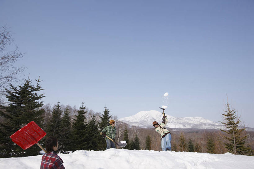 东方人,三个人,伙伴,朋友,站,举,横图,室外,白天,正面,游戏,友谊,石头,森林,山,树林,雪,雪山,植物,大雪,亚洲,握,阴影,服装,光线,石子,影子,冰,积雪,山顶,山峰,雪景,冬季,冬天,山峦,拿,玩,拿着,注视,休闲装,黄种人,娱乐,树,树木,衣服,蓝色,绿色,蓝天,天空,阳光,自然,天,观察,看,托,站着,休闲,休闲服,寒冷,握着,服饰,生长,晴朗,成长,观看,活动,察看,冰冷,发泄,关注,消遣,智力,打雪仗,沉积岩,万里无云,宣泄,严寒,冰凉,酷寒,凛冽,凛凛,极冷,颠峰,极峰,水成岩,友情,男人,男性,年轻男性,亚洲人,石块,岩石,晴空,晴空万里,举起,举手,举着,玩耍,嬉戏,向上举,向上伸,向上托,站立,半身,彩图,雪仗