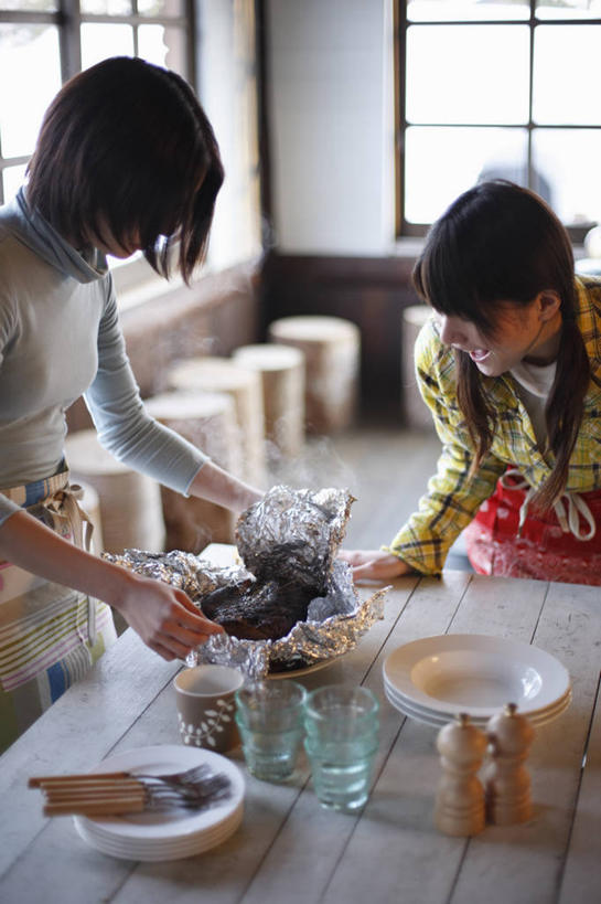 东方人,两个人,家庭,站,笑,微笑,露齿笑,竖图,室内,白天,正面,烹饪,窗户,桌面,桌子,餐具,亚洲,弯腰,握,阴影,服装,反射,木制,碟子,盘,围裙,影子,墙,鸡肉,肉,料理,食品,拿,拿着,注视,休闲装,黄种人,菜肴,美食,肉类,玻璃窗,墙壁,墙面,食物,衣服,白色,盘子,木制品,碟,观察,看,站着,休闲,温暖,温馨,一家人,休闲服,烤鸡,握着,服饰,佳肴,观看,和睦,察看,关注,肉食,弯身,年轻女性,女人,女性,亚洲人,站立,半身,彩图,融洽