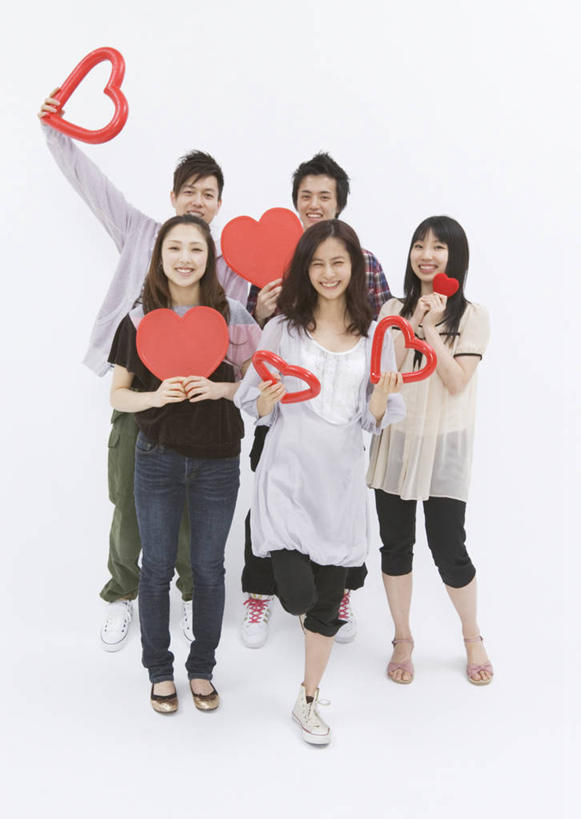 东方人,伙伴,朋友,站,举,笑,微笑,露齿笑,竖图,室内,白天,白色背景,正面,爱情,友谊,亚洲,五个人,握,服装,爱心,许多人,浪漫,拿,拿着,注视,休闲装,黄种人,衣服,红色,观察,看,托,站着,一群人,休闲,温暖,温馨,心形,休闲服,恩爱,握着,恋人,摄影,服饰,影棚,观看,和睦,察看,关注,友情,男人,男性,年轻男性,年轻女性,女人,女性,亚洲人,心型,情侣,举起,举手,举着,向上举,向上伸,向上托,站立,彩图,全身,影棚拍摄,拍摄,伴侣,融洽