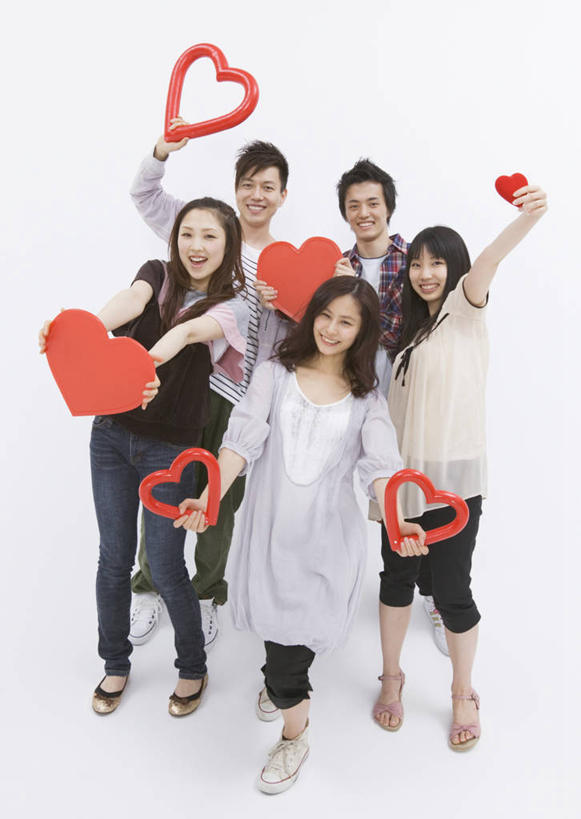东方人,伙伴,朋友,站,举,笑,微笑,露齿笑,竖图,室内,白天,白色背景,正面,爱情,友谊,亚洲,五个人,握,服装,爱心,许多人,浪漫,拿,拿着,注视,休闲装,黄种人,衣服,红色,观察,看,托,站着,一群人,休闲,温暖,温馨,心形,休闲服,恩爱,握着,恋人,摄影,服饰,影棚,观看,和睦,察看,关注,友情,男人,男性,年轻男性,年轻女性,女人,女性,亚洲人,心型,情侣,举起,举手,举着,向上举,向上伸,向上托,站立,彩图,全身,影棚拍摄,拍摄,伴侣,融洽