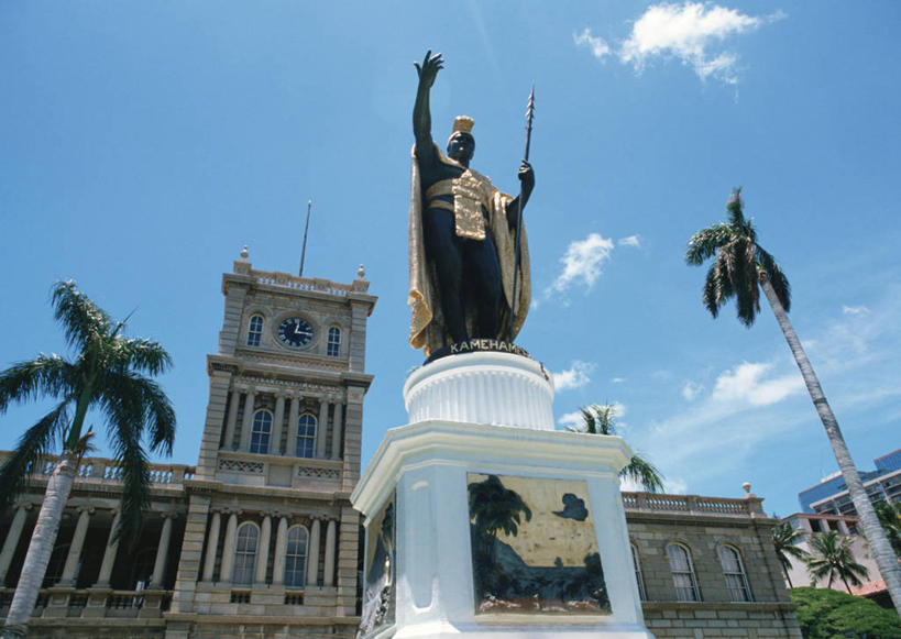 西方人,一个人,无人,站,举,横图,室外,白天,仰视,旅游,度假,岛屿,植物,标志建筑,城市,地标,建筑,棕榈树,叶子,雕塑,夏威夷,欧洲,美国,欧洲人,仅一个男性,仅一个人,仅一个中年男性,阴影,艺术,装饰,光线,雕刻,雕像,影子,云,云朵,绿叶,云彩,注视,娱乐,建设,树,树木,蓝色,绿色,白云,蓝天,天空,阳光,自然,工艺品,天,观察,看,托,站着,享受,休闲,嫩叶,旅游胜地,放松,生长,晴朗,成长,观看,纪念,美术,察看,北美,北美洲,国王,关注,主题,美洲,陈列,棕榈叶,瓦胡岛,欧胡岛,火奴鲁鲁,首府,欧湖岛,夏威夷州,爱洛哈之州,卡美哈美哈国王,功能,美学,北亚美利加洲,亚美利加洲,聚集之岛,檀香山市,袍子,男人,男性,中年男性,白种人,叶,叶片,列岛,群岛,诸岛,晴空,棕树,棕榈,举起,举手,举着,向上举,向上伸,向上托,站立,彩图,低角度拍摄,全身,皇宫,伊奥拉尼宫,卡米哈米哈大帝,卡米哈米哈一世,檀香山
