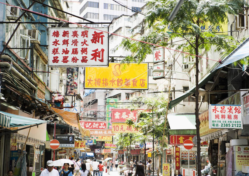 东方人,家,走,横图,室外,白天,正面,旅游,度假,美景,植物,城市风光,城市,道路,建筑,路,棕榈树,叶子,香港,中国,亚洲,行人,游客,游人,阴影,服装,光线,标志,文字,影子,字符,房屋,屋子,景观,公寓,小路,绿叶,交通,许多人,休闲装,黄种人,娱乐,标识,建设,洋房,楼房,路人,旅客,住宅,树,树木,衣服,绿色,阳光,自然,一群人,享受,休闲,休闲服,嫩叶,汉字,景色,放松,服饰,生长,成长,港,中文,东亚,棕榈叶,九龙,香港特别行政区,港澳台,中华人民共和国,国文,华文,九龙半岛,过客,油尖旺区,男人,男性,年轻男性,年轻女性,女人,女性,亚洲人,叶,叶片,棕树,棕榈,步行,散步,走路,半身,彩图,房子