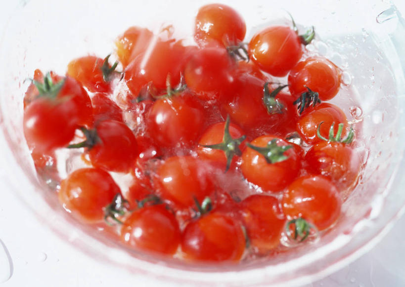 无人,横图,俯视,室内,特写,白天,兴奋,热情,水,蔬菜,西红柿,小番茄,玻璃,一堆,许多,阴影,堆叠,堆积,朦胧,模糊,新鲜,反射,液体,影子,水滴,食品,开放,玻璃制品,食物,红色,容器,碗,健康,温暖,奔放,活力,积极,激情,朝气,有机食品,绿色食品,储藏,堆,暖色,吉祥,生命,储存,饱满,革命,热烈,赤色,充实,斗志,喜气,主动,小西红柿,樱桃小番茄,珍珠小番茄,樱桃番茄,圣女果,番茄,彩图,高角度拍摄,欢乐,贮存