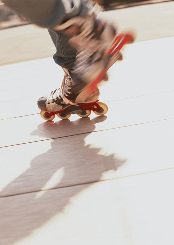 东方人,腿部,腿,一个人,走,竖图,俯视,室外,特写,白天,滚轴溜冰,地板,亚洲,仅一个男性,仅一个人,阴影,服装,朦胧,模糊,反射,影子,地面,休闲装,黄种人,木地板,仅一个年轻男性,衣服,休闲,休闲服,服饰,滑旱冰,轮滑运动,轮滑,男人,男性,年轻男性,亚洲人,步行,散步,走路,半身,彩图,高角度拍摄