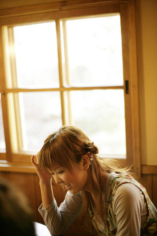 东方人,一个人,坐,笑,微笑,露齿笑,竖图,室内,白天,侧面,窗户,亚洲,仅一个年轻女性,仅一个女性,仅一个人,撑,服装,装饰,头饰,墙,注视,休闲装,黄种人,发簪,玻璃窗,墙壁,墙面,衣服,黄色,发饰,饰品,观察,看,休闲,休闲服,服饰,观看,华丽,修饰,点缀,察看,撑着,关注,咖啡店,咖啡屋,配饰,衬托,美观,雅致,雅观,簪子,年轻女性,女人,女性,亚洲人,坐着,半身,彩图,咖啡馆