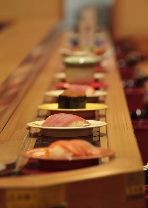 米饭,寿司,无人,餐厅,搬运,竖图,俯视,室内,白天,烹饪,餐桌,桌子,餐具,北海道,日本,亚洲,一排,许多,阴影,朦胧,模糊,整齐,反射,传输,碟子,盘,影子,日本料理,料理,食品,紫菜,饭,菜肴,美食,食物,排列,盘子,碟,日式料理,日式,运输,佳肴,餐台,五谷,传送带,便利,传送,队列,载具,醋饭,传输带,东亚,札幌,日本国,北海道地方,北海道岛,县厅,方便,寿司店,四喜饭,膜菜,索菜,坛紫菜,子菜,紫英,紫瑛,彩图,高角度拍摄,餐馆,饭店,饭馆,回转寿司,旋转寿司,札幌市