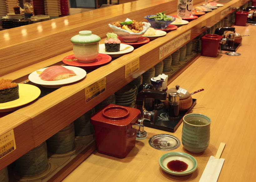 米饭,寿司,无人,餐厅,搬运,横图,俯视,室内,白天,烹饪,餐桌,筷子,桌子,餐具,北海道,日本,亚洲,一排,许多,阴影,朦胧,模糊,整齐,反射,传输,碟子,盘,影子,调料,日本料理,料理,食品,紫菜,饭,调味品,调味料,文化,传统,酱油,菜肴,美食,食物,排列,盘子,方便筷,碟,日式料理,日式,运输,佳肴,餐台,礼节,五谷,传送带,便利,传送,队列,载具,醋饭,礼仪,传输带,东亚,札幌,日本国,北海道地方,北海道岛,县厅,方便,寿司店,四喜饭,豉油,膜菜,索菜,坛紫菜,子菜,紫英,紫瑛,卫生筷,一次性筷子,进餐用具,彩图,高角度拍摄,餐馆,饭店,饭馆,回转寿司,旋转寿司,札幌市