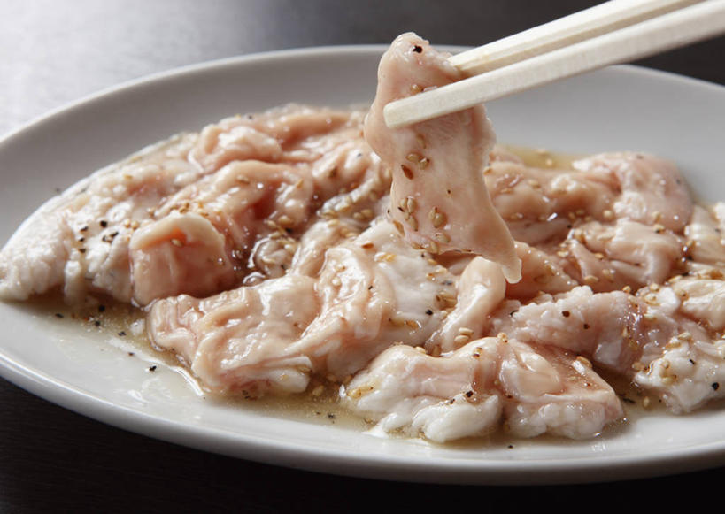 内脏,无人,横图,俯视,室内,特写,白天,筷子,餐具,一双,阴影,反射,碟子,盘,影子,肉,文化,传统,肉类,盘子,碟,礼节,器官,礼仪,肉食,动物器官,进餐用具,彩图,高角度拍摄