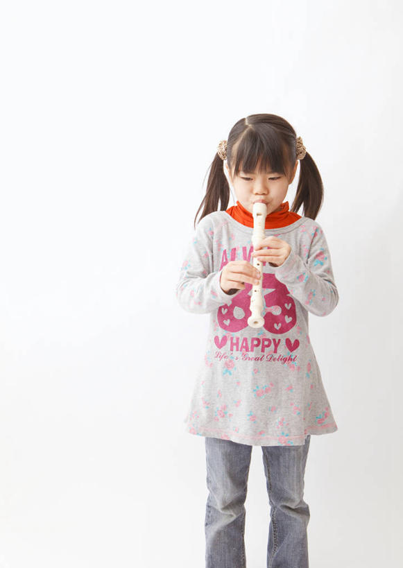 东方人,儿童,一个人,站,闭眼,竖图,室内,白天,白色背景,正面,纯洁,亚洲,仅一个女性,仅一个人,握,服装,艺术,英文,标志,文字,字符,字母,笛子,乐器,木管乐器,竖笛,音乐,吹奏,拿,拿着,休闲装,黄种人,标识,小孩,衣服,站着,仅一个小孩,休闲,休闲服,可爱,童年,童趣,握着,摄影,服饰,影棚,英文字母,童真,烂漫,无邪,直笛,天真,女孩,女人,女性,亚洲人,孩子,闭眼睛,闭着眼,闭着眼睛,站立,半身,彩图,影棚拍摄,拍摄,女生